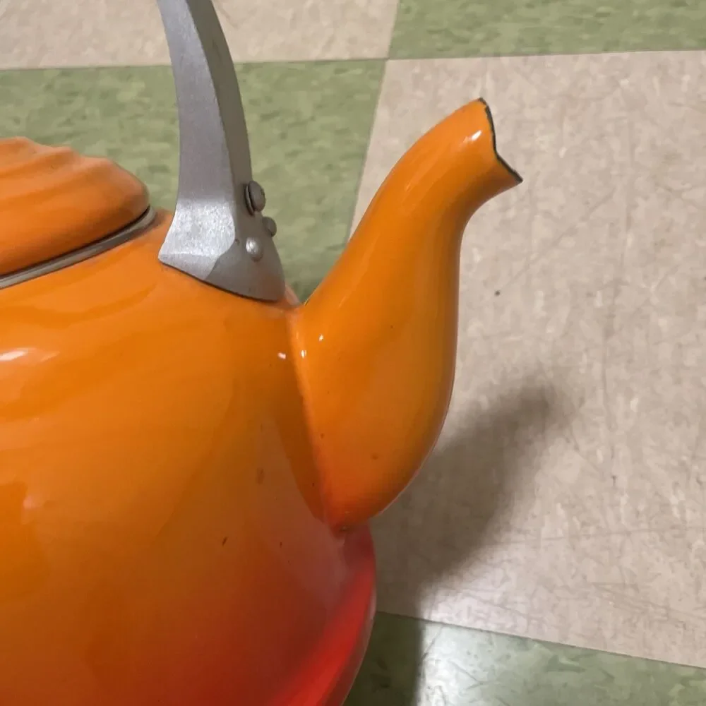 Le CREUSET Classic Tea Kettle Pot 2.2 Qt ORANGE Flame Enamel Steel